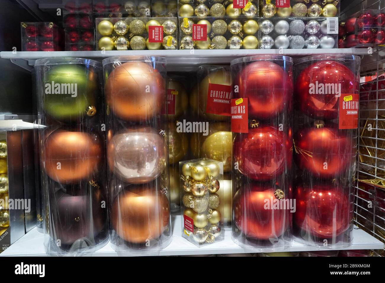 Dubaï Emirats Arabes Unis décembre 2019 belles boules de Noël multicolores sur le marché de Noël. Vente de décorations de Noël et de boules dans le magasin. Noël Banque D'Images