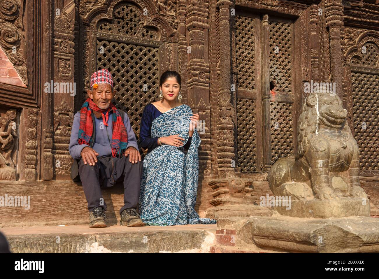 Bhaktapur, Népal - 28 janvier 2020: Belle femme avec vieil homme sur des vêtements traditionnels à Bhaktapur au Népal Banque D'Images