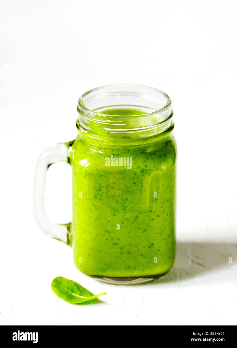 Spinach vert, pomme et avocat Smoothie dans des pots de maçon. Saine alimentation végétalienne. Banque D'Images