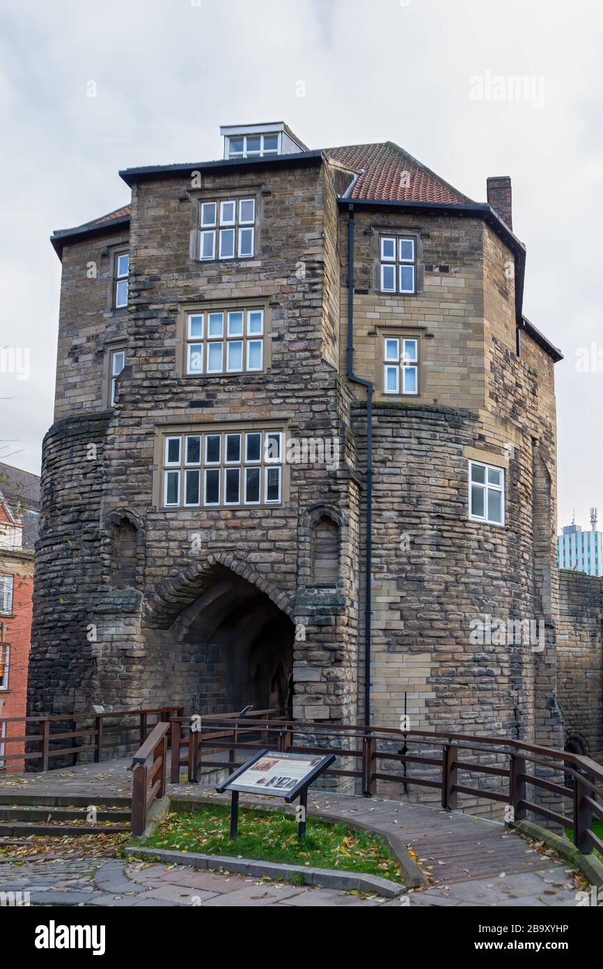 Newcastle upon Tyne, Angleterre - 10 novembre 2019: The Black Gate à Newcastle upon Tyne. La porte noire médiévale est l'entrée du nouveau château fortifié, qui a donné à la ville son nom. Il abrite maintenant la Société des Antiquaires Banque D'Images