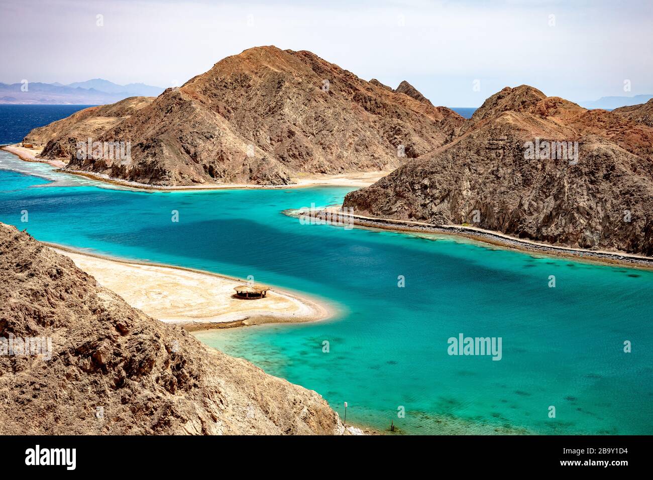 Belle vue panoramique sur la Taba de Fjord Bay dans le golfe d'Aqaba, en Egypte. Eaux turquoise claires de la mer Rouge et montagnes rocheuses autour. Banque D'Images