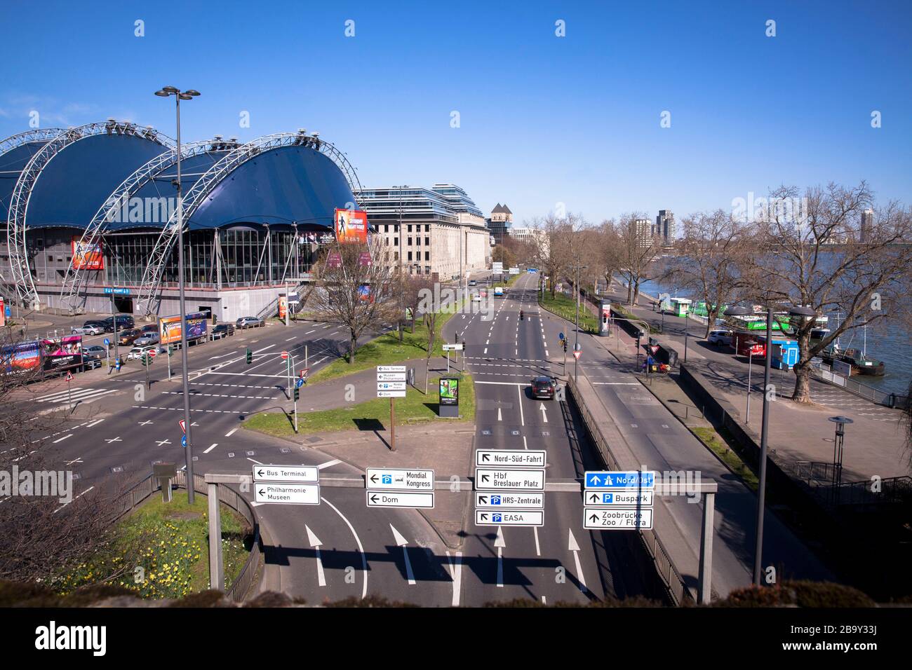 Éclosion de coronavirus / Covid 19, 24 mars. 2020. Pratiquement aucun trafic sur la rue Konrad-Adenauer-Ufer, Cologne, Allemagne. Coronavirus / Covid 19 K. Banque D'Images