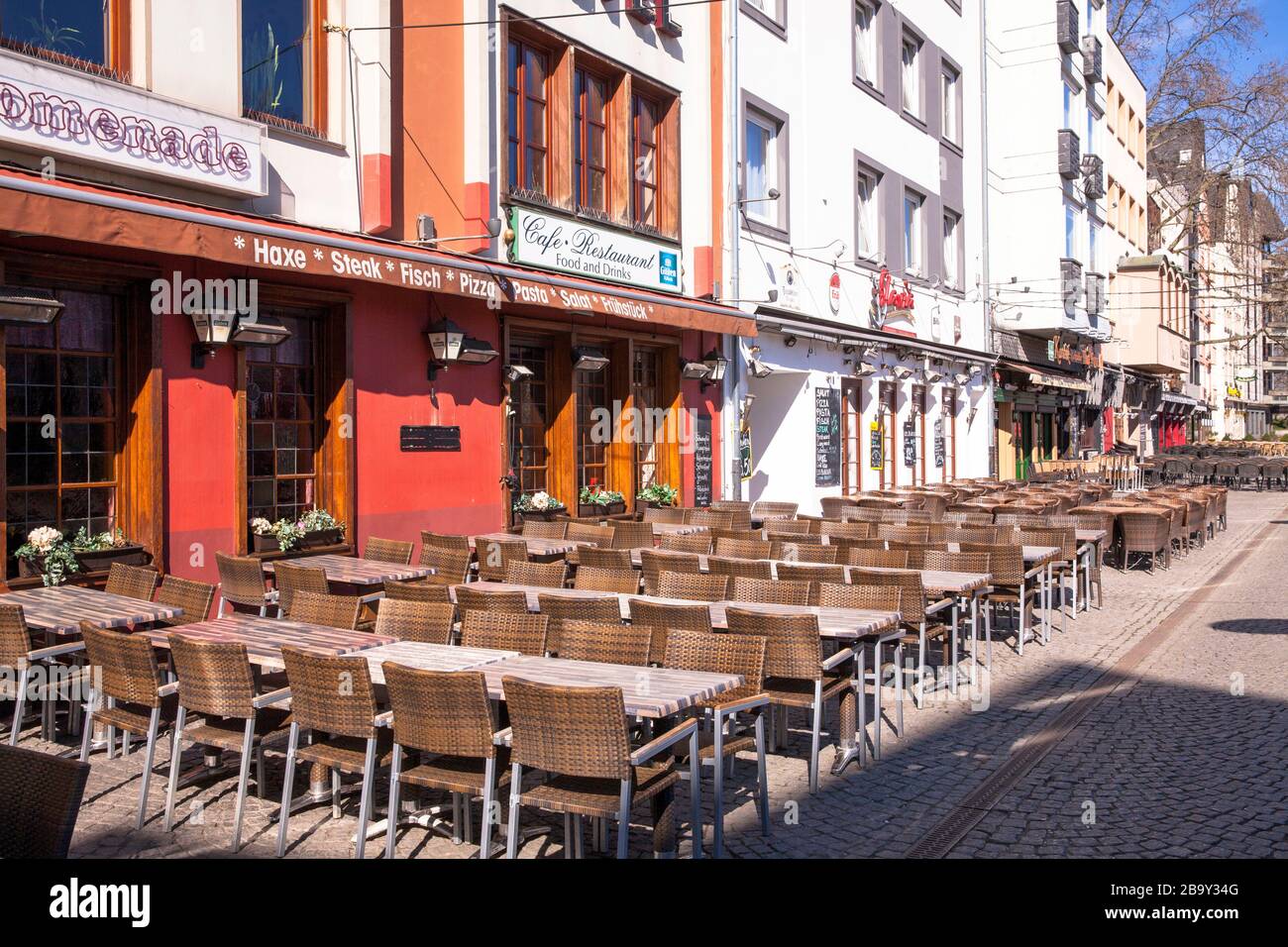 Éclosion de coronavirus / Covid 19, 24 mars. 2020. Des tables vides des restaurants du Frankenwerft dans la vieille ville de Cologne, Allemagne Coronavirus Banque D'Images
