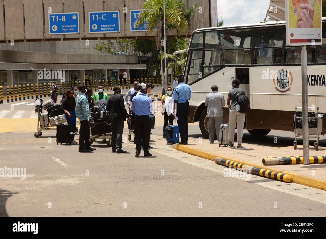 Les passagers arrivant sur un vol international à l'aéroport international de Jomo Kenyatta à Nairobi ont pris un bus qui les conduira vers divers hôtels et installations gouvernementales où ils devront être mis en quarantaine pendant 14 jours en guise de mesure préventive contre le covid-19. Jusqu'à présent, le Kenya n'a enregistré que 25 cas de coronavirus. Banque D'Images