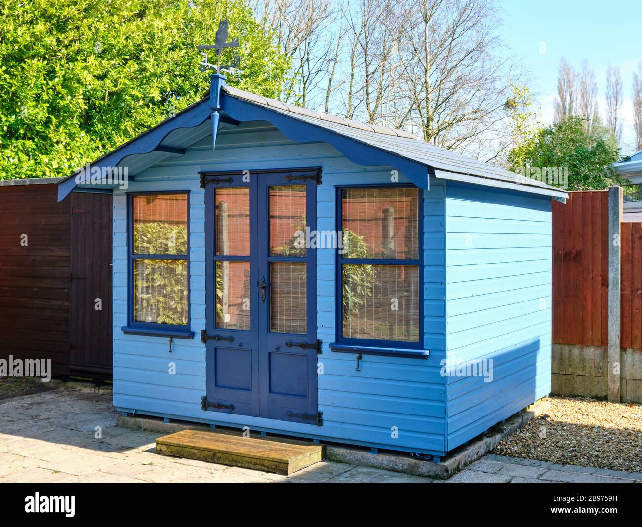 Blue Summer House dans le soleil de printemps Banque D'Images