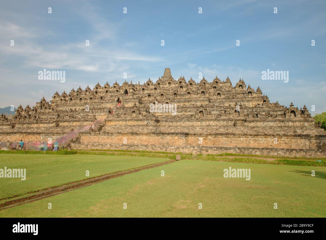 Yogyakarta, Java, Indonésie: 15 novembre 2017: Touist on Borobudur Temple pendant la journée, Yogyakarta, Java, Indonésie. Banque D'Images