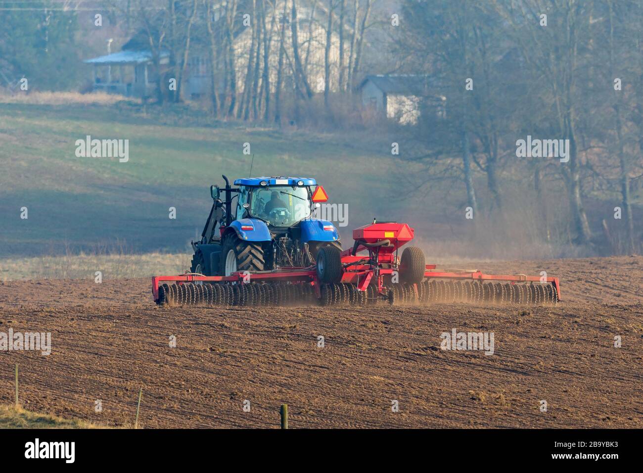 Travaillant dans le domaine du tracteur Banque D'Images