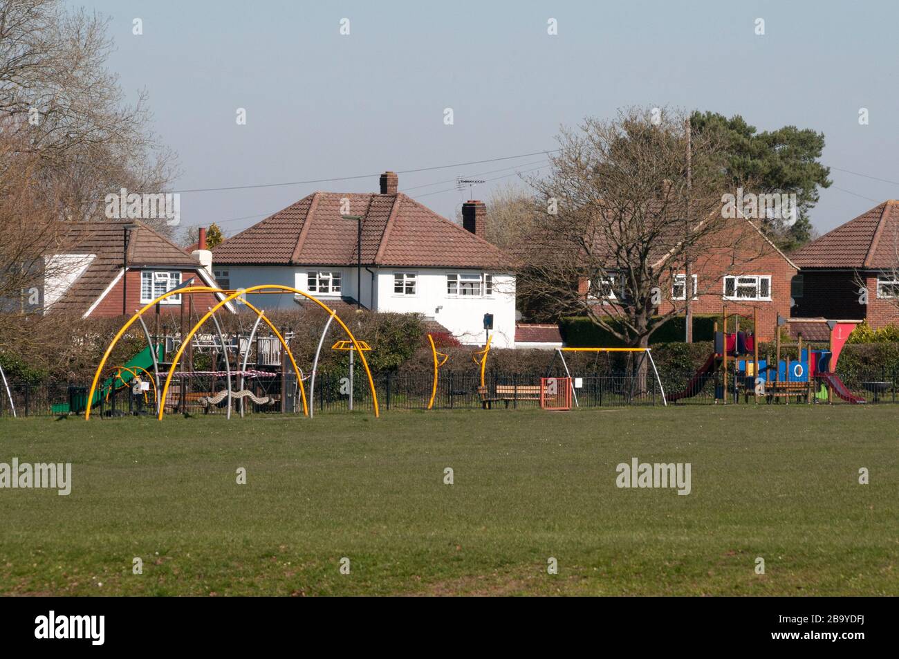 Normalement occupé par ce beau temps, une aire de jeux pour enfants est vide à Surrey, en Angleterre Banque D'Images