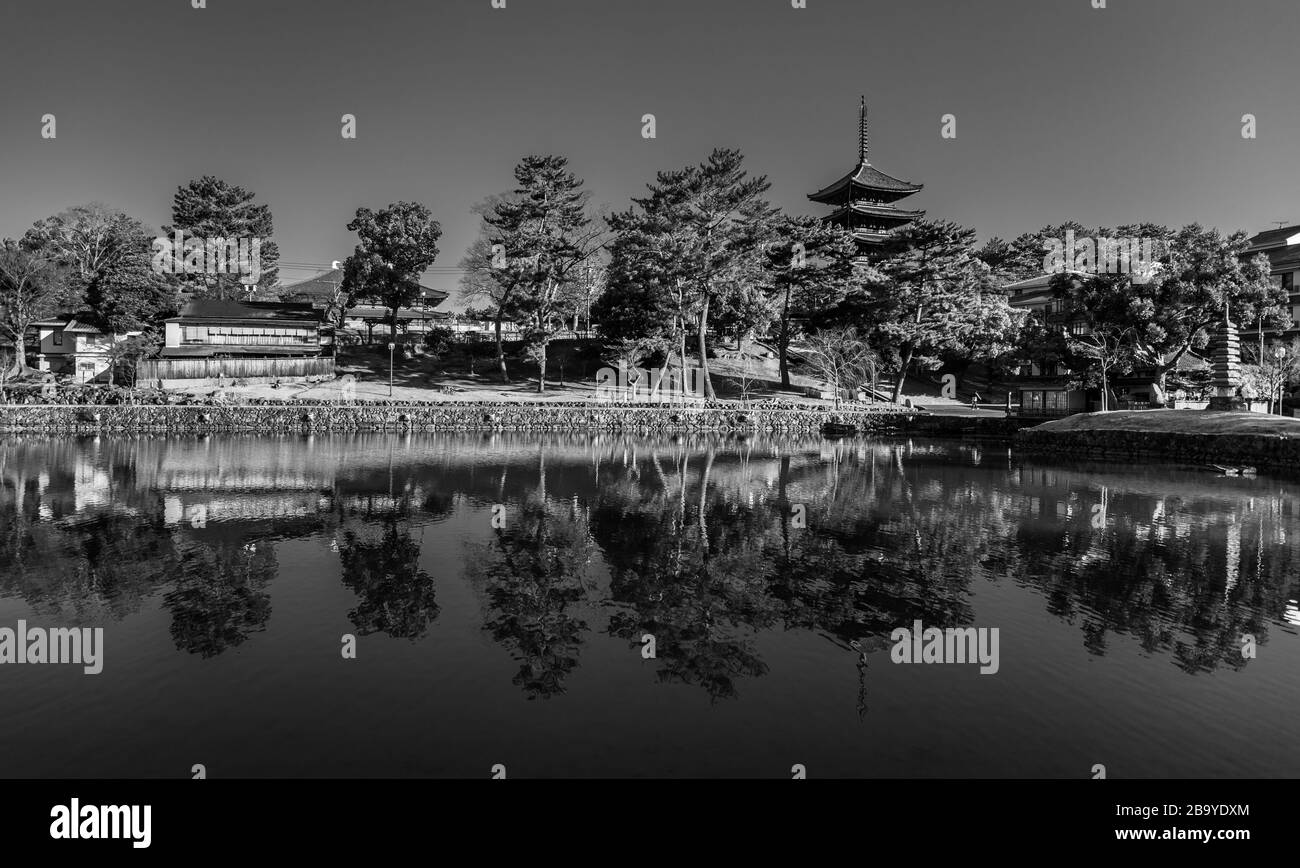 Une photo en noir et blanc de la pagode du Temple Kofuku-ji vue de l'étang de Sarusawanoïke (Nara). Banque D'Images