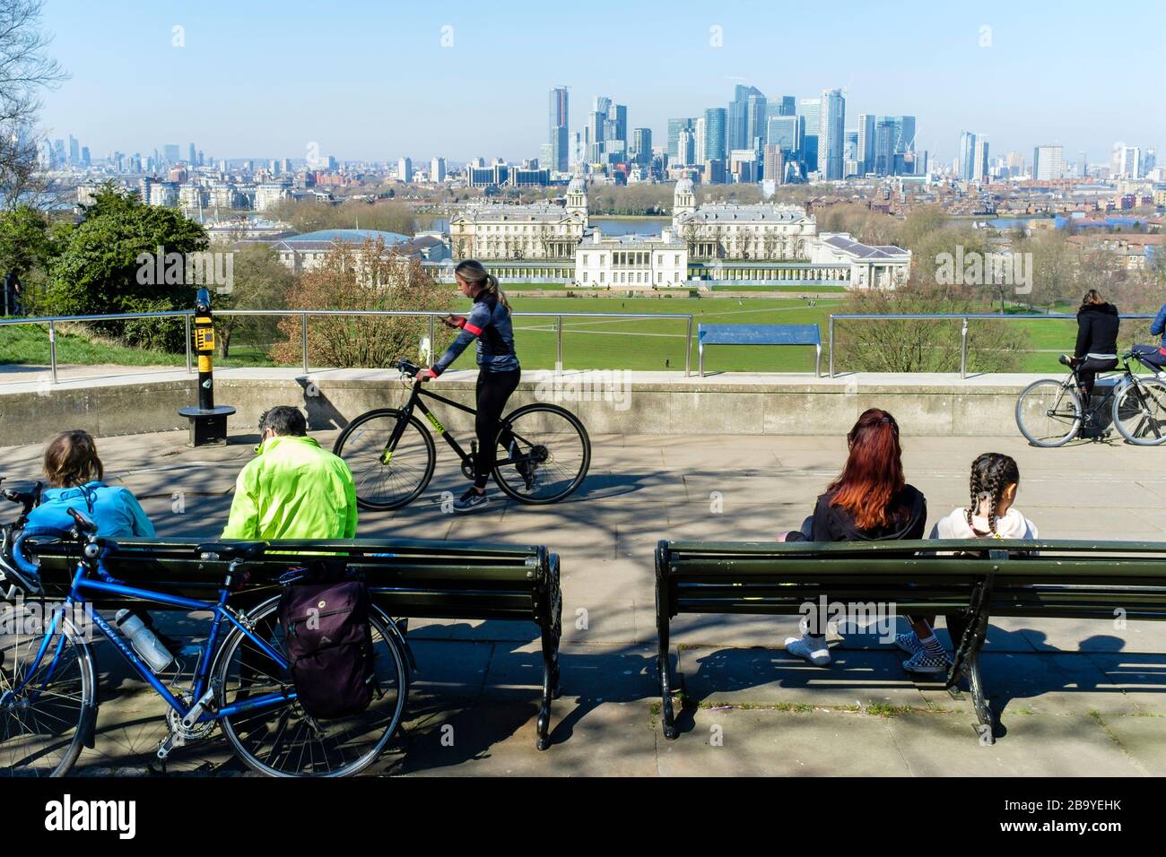 Les gens se réunissent au point de vue de Greenwich Park, une région populaire pour que les résidents locaux entreprennent la sortie d'exercice quotidienne actuellement autorisée par le gouvernement britannique pendant la pandémie de Covid-19. Les instructions à l'intention de la population sont de maintenir une distance minimale de deux mètres lorsqu'elle est en déplacement en public. Londres, Royaume-Uni. Banque D'Images
