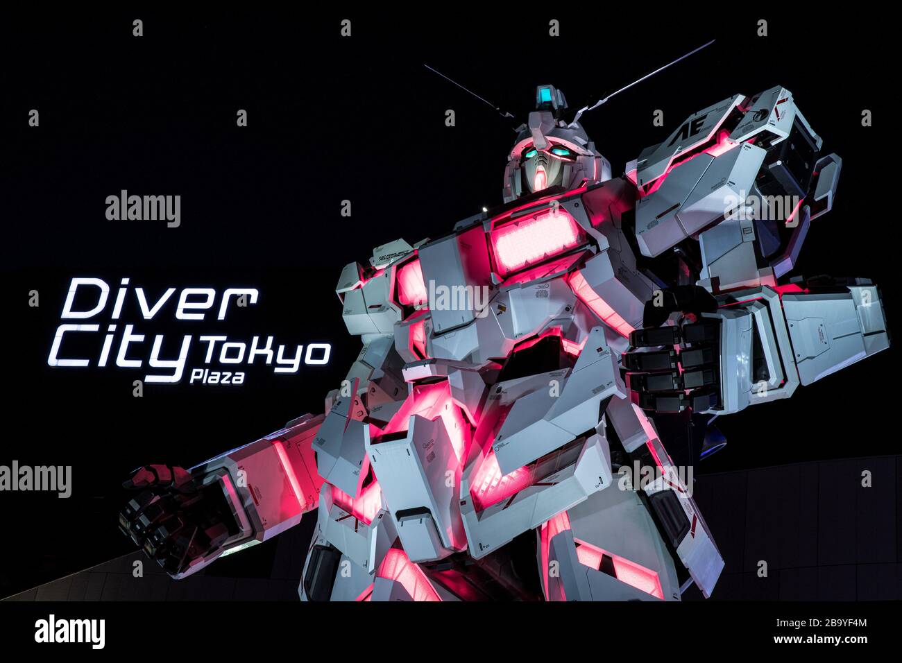 Statue de Gundam à 60 pieds à l'extérieur de la place de la ville de Diver à Tokyo au Japon Banque D'Images