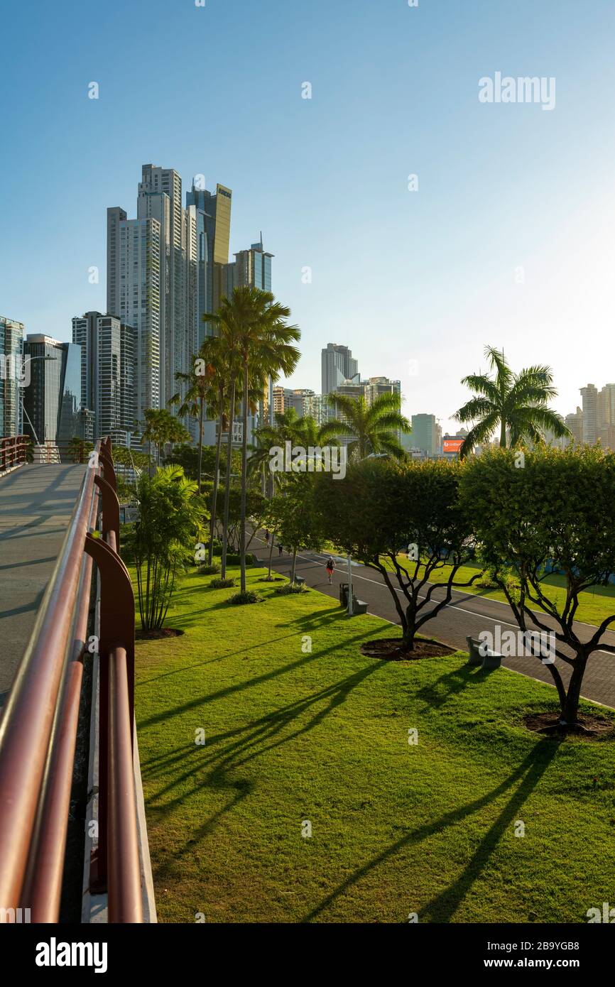 Promenade de l'océan de Panama City, avenue Cinta Costara Balboa / trottoir avec vue sur la ville de Panama, Panama City, Amérique centrale Banque D'Images