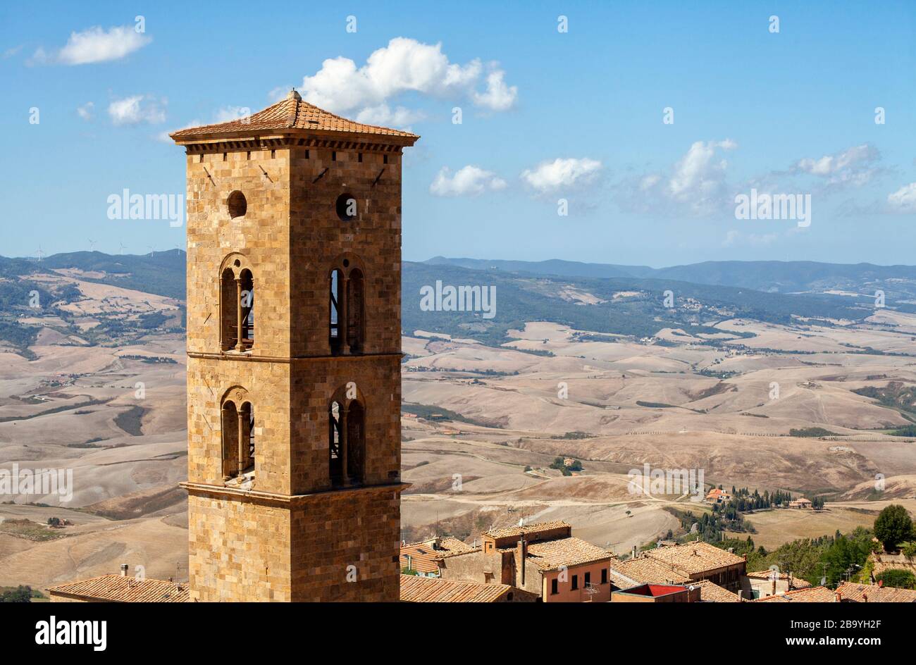 Centre historique, clocher de la cathédrale et paysage autour de Volterra, Toscane, Italie, Europe Banque D'Images