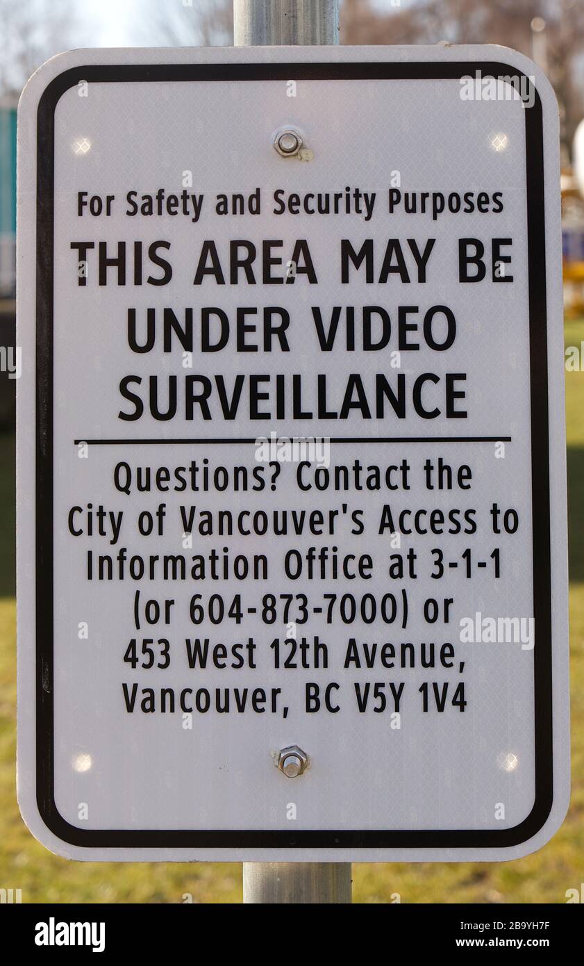 Vancouver, Canada - février 29,2020: Vue du panneau « la région peut être sous surveillance vidéo » dans le parc Vanier, près du Musée maritime de Vancouver Banque D'Images