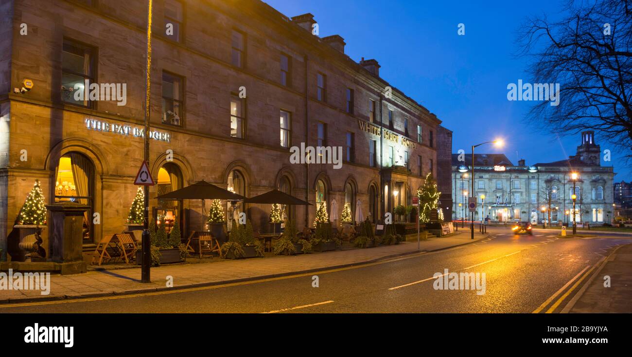 Vue nocturne des décorations et des lumières de Noël sur Cold Bath Road à Harrogate, dans le Yorkshire du Nord Banque D'Images