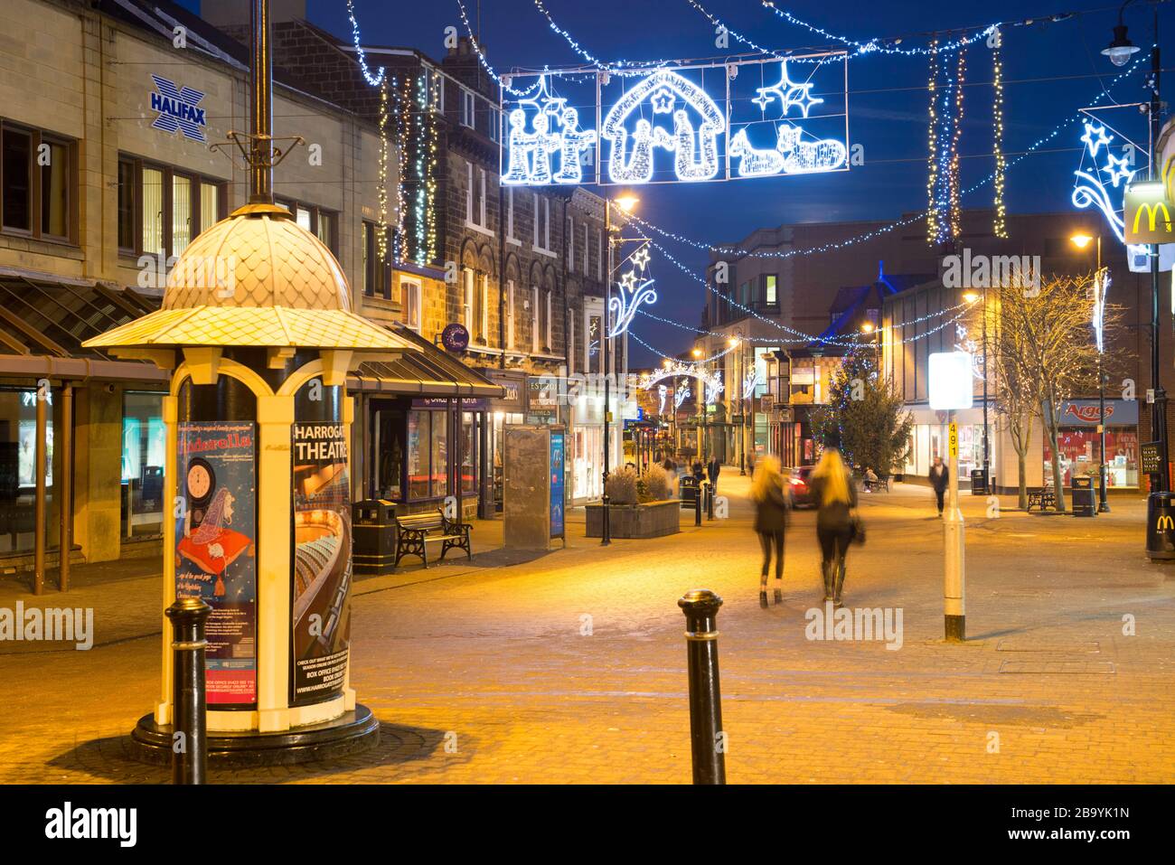 Vue nocturne des décorations et des lumières de Noël à Oxford Street à Harrogate, dans le North Yorkshire Banque D'Images