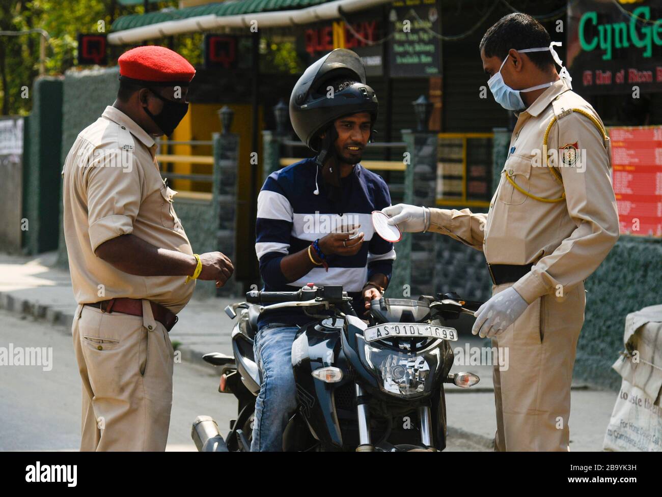 Guwahati, Assam, Inde. 25 mars 2020. Le personnel de police arrête les navetteurs, pendant le maintien imposé par le gouvernement indien comme mesure préventive contre le Coronavirus COVID-19, à Guwahati. Crédit: David Talukdar/ZUMA Wire/Alay Live News Banque D'Images