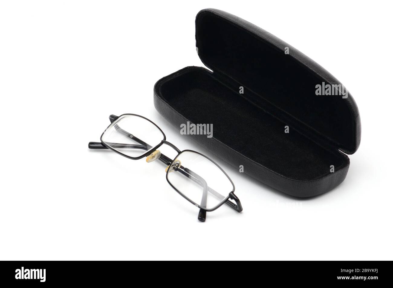Lunettes optiques transparentes avec étui pour lunettes sur fond blanc isolé. Banque D'Images