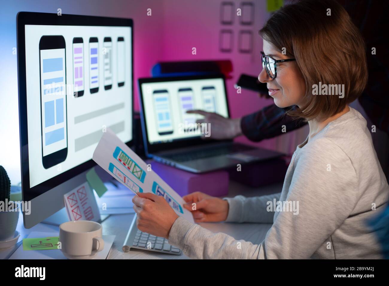 Interface d'application mobile de conception Web. Développeur d'applications pour smartphone. Expérience utilisateur. Banque D'Images