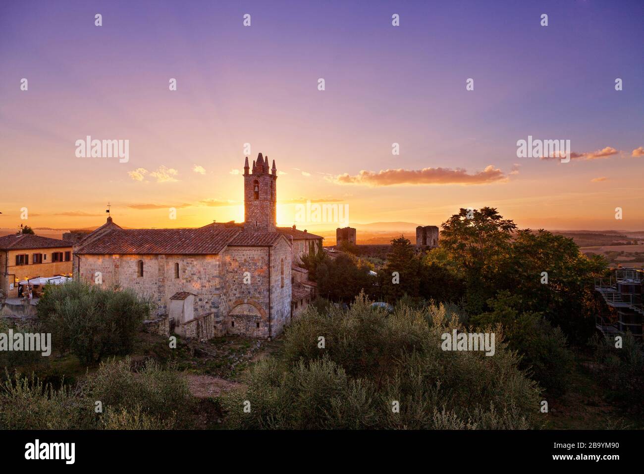 Santa Maria Assunta chuch au coucher du soleil, Monteriggioni, Toscane, Italie, Europe Banque D'Images