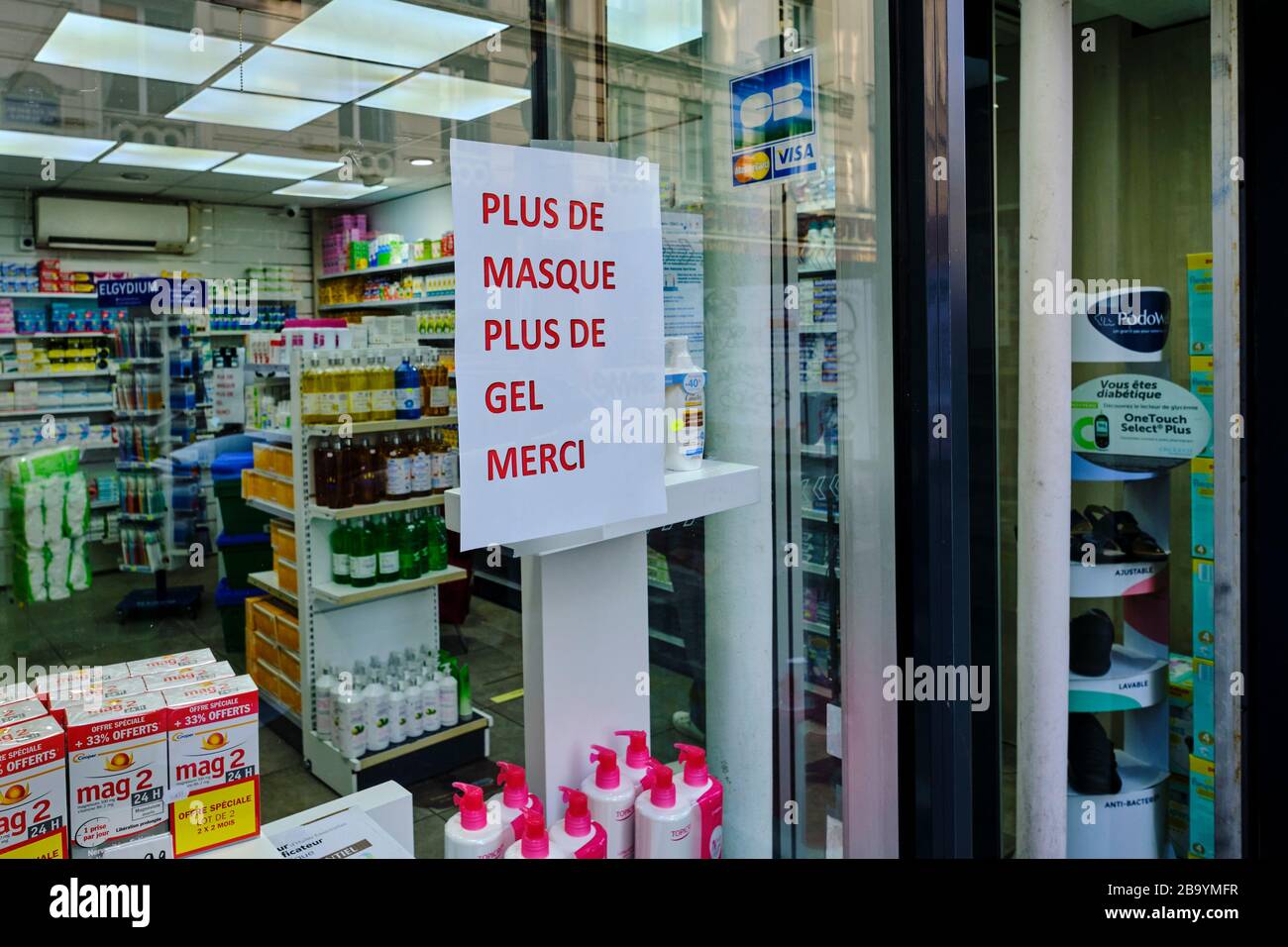 France, Paris, affiche pour Coronavirus lors du confinement de Covid 19 Banque D'Images