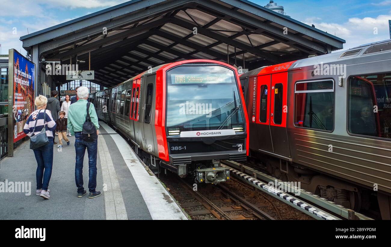 Hamburger Hochbahn - système de transport de Hambourg - train en hauteur de l'U3 qui coule au-dessus du sol près de la rivière Elbe. Station de métro Baumwall de Hambourg. Banque D'Images