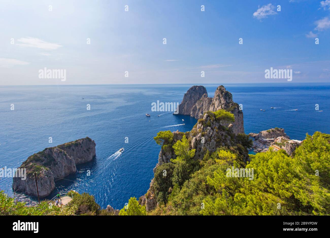 Faraglioni Rocks, île de Capri, Campanie, Italie, Europe Banque D'Images