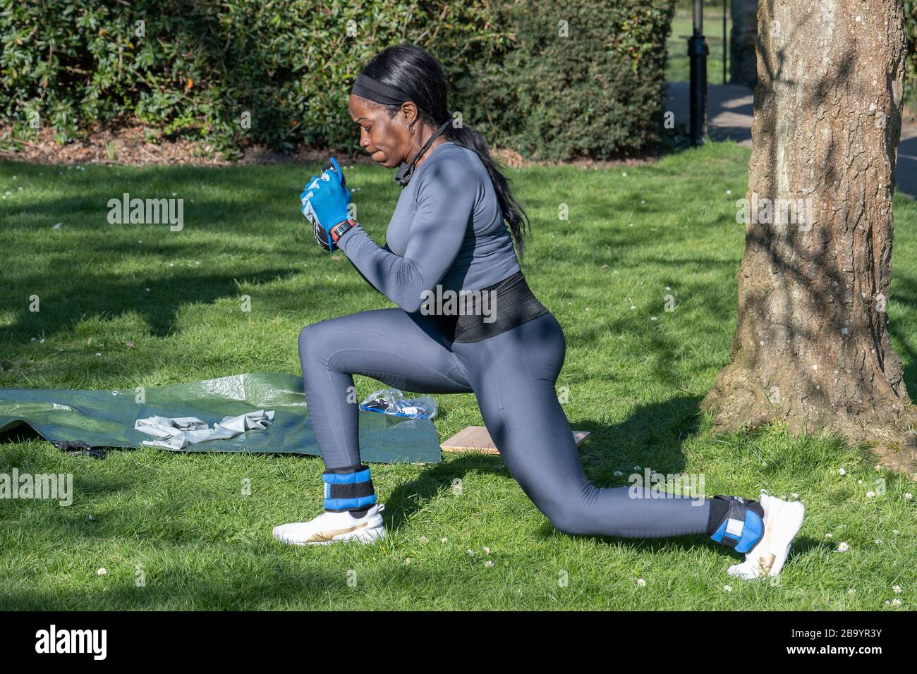 Streatham Common, Royaume-Uni. 25 mars 2020. Une dame portant des gants de protection travaille à Streatham Common pendant la pandémie de coronavirus. Crédit: SAM Mellish / Alay Live News Banque D'Images