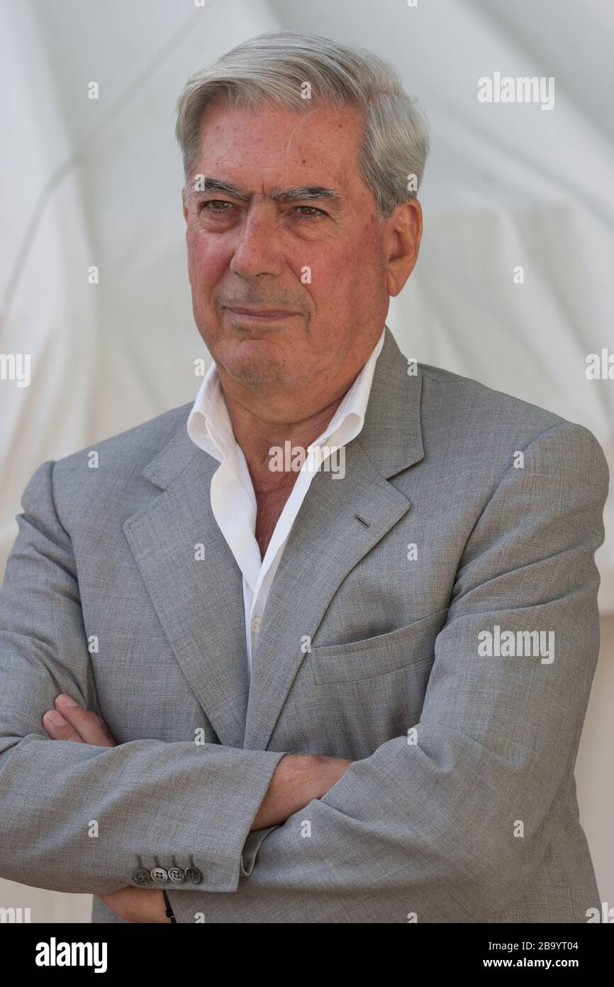 Mario Vargas Llosa, écrivain, politicien, journaliste, essayiste et lauréat du prix Nobel péruvien, au Edinburgh International Book Festival, Édimbourg, Écosse, août 2003. Banque D'Images