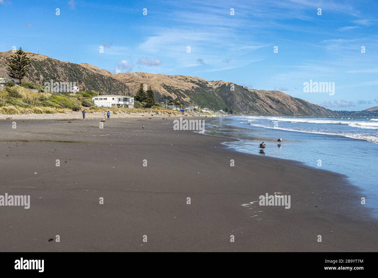 Quelques personnes sur une plage très calme le dernier jour avant le verrouillage de la Nouvelle-Zélande Banque D'Images