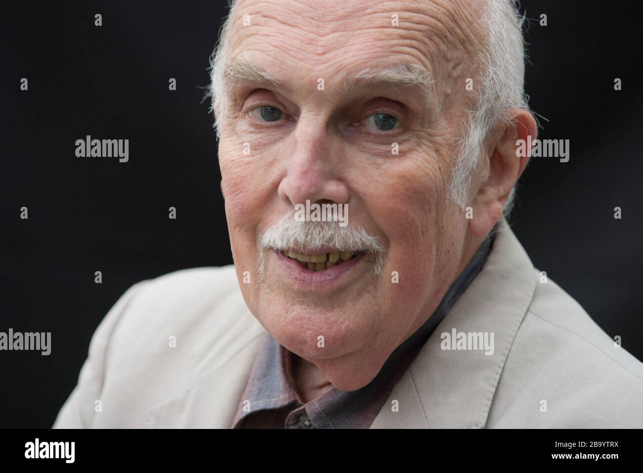 Sir Bernard Crick, théoricien politique britannique et socialiste démocratique, au Edinburgh International Book Festival, Édimbourg, Écosse, août 2003. Banque D'Images