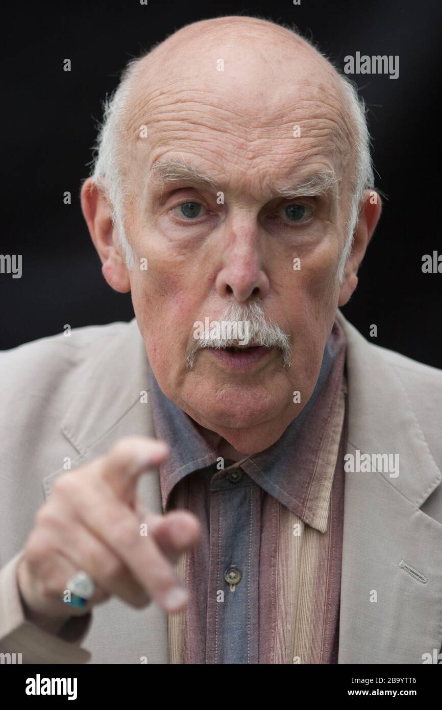 Sir Bernard Crick, théoricien politique britannique et socialiste démocratique, au Edinburgh International Book Festival, Édimbourg, Écosse, août 2003. Banque D'Images