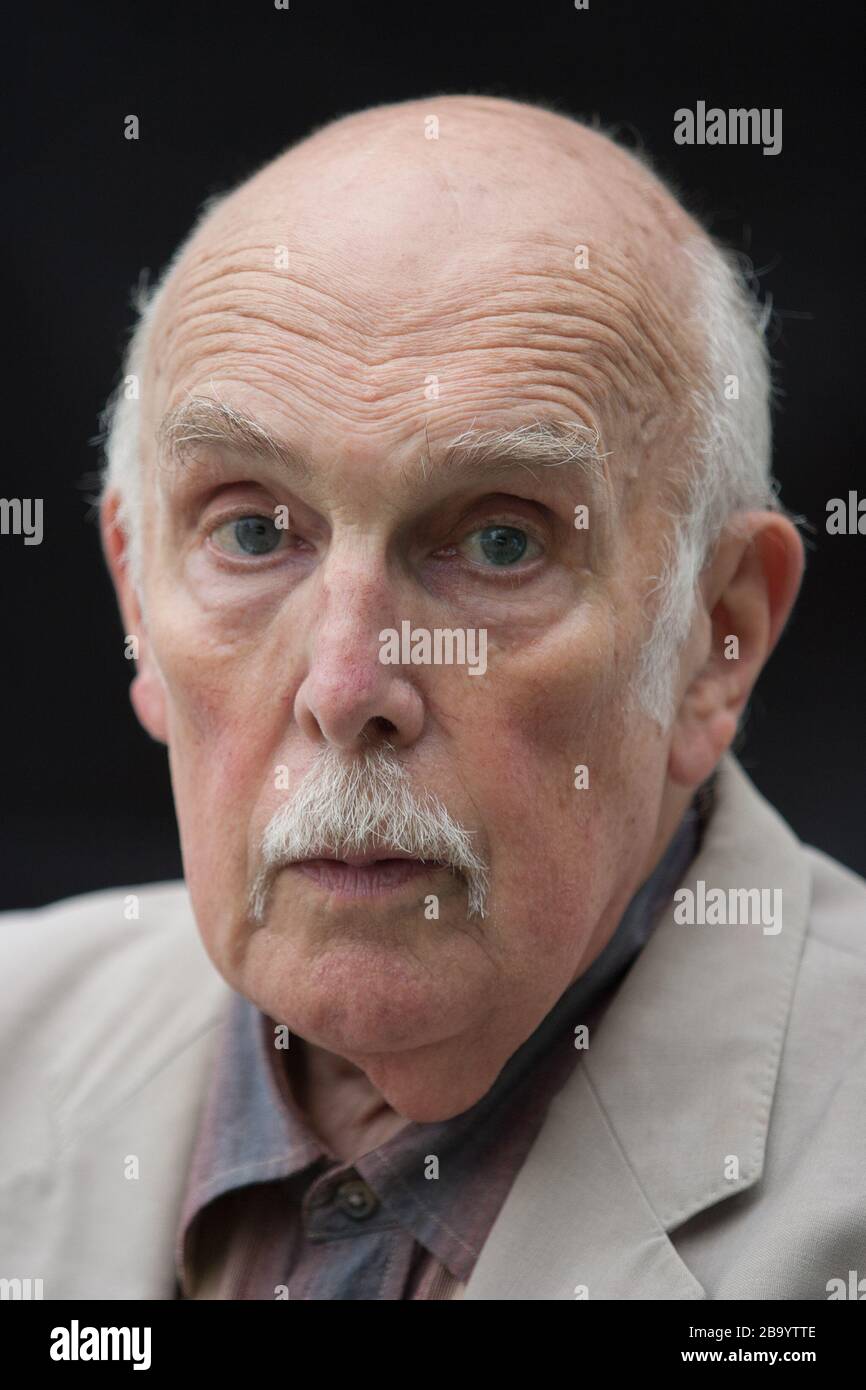 Sir Bernard Crick, théoricien politique britannique et socialiste démocratique, au Edinburgh International Book Festival, Édimbourg, Écosse, août 2003. Banque D'Images