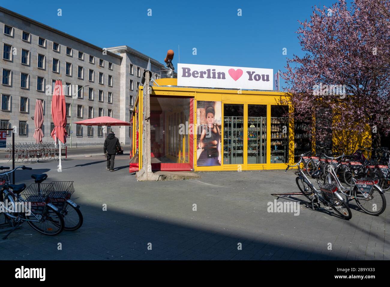 Boutique de souvenirs touristiques désertés à Berlin pendant le verrouillage du coronavirus, Berlin, Allemagne Banque D'Images