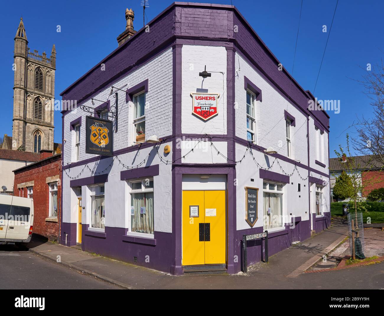 The Miner's Arms un véritable pub des bières à St Werburgh's Bristol UK avec l'église St Werburgh au-delà Banque D'Images