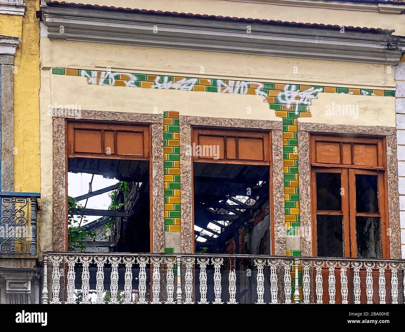 Bâtiment abandonné, toit ouvert, étage supérieur, rampe en fer forgé blanc, tuile, vieux, délabré, tombant à l'écart, Amérique du Sud; Rio de Janeiro; Brésil Banque D'Images