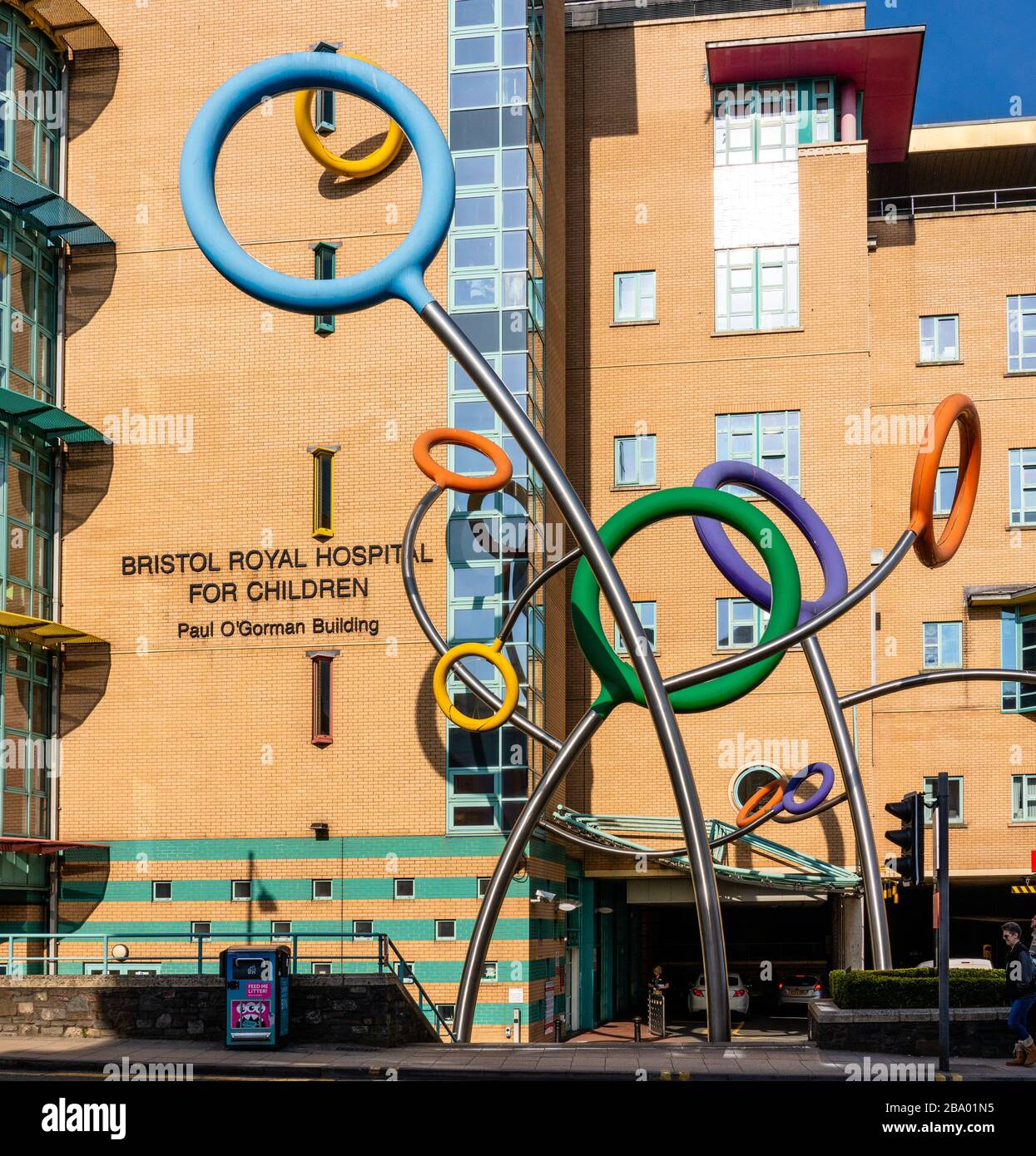 Bristol Royal Hospital for Children et Lollipop be-Bop sculpture sur Upper Maudlin Street dans le centre de Bristol UK Banque D'Images