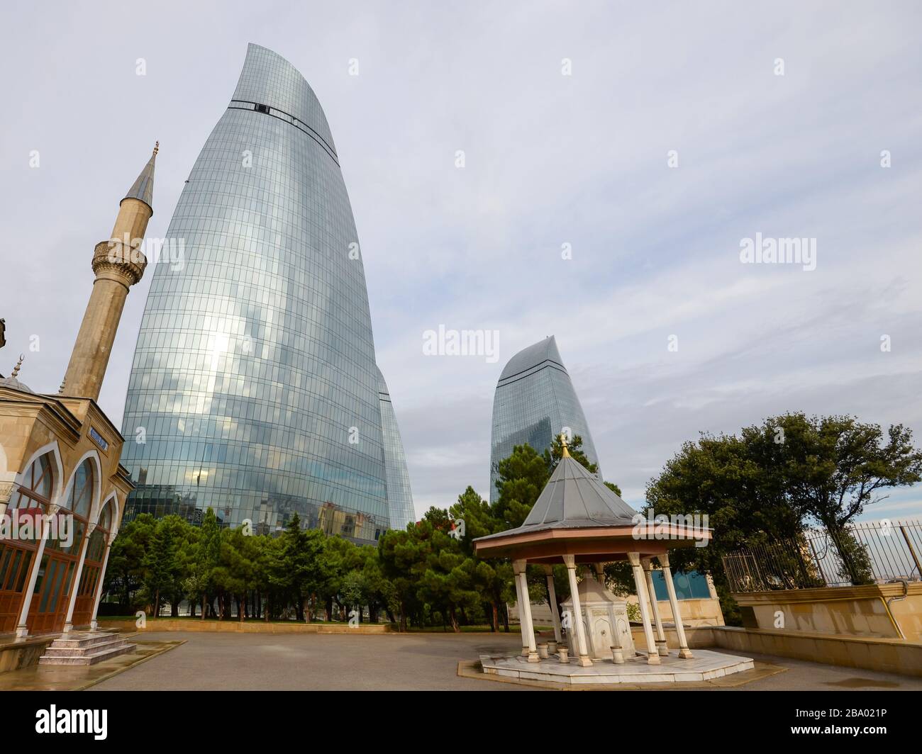 Mosquée des Martyrs devant le gratte-ciel moderne connu comme les Flame Towers à Bakou, Azerbaïdjan en un jour nuageux. Aussi connu comme la Mosquée turque. Banque D'Images