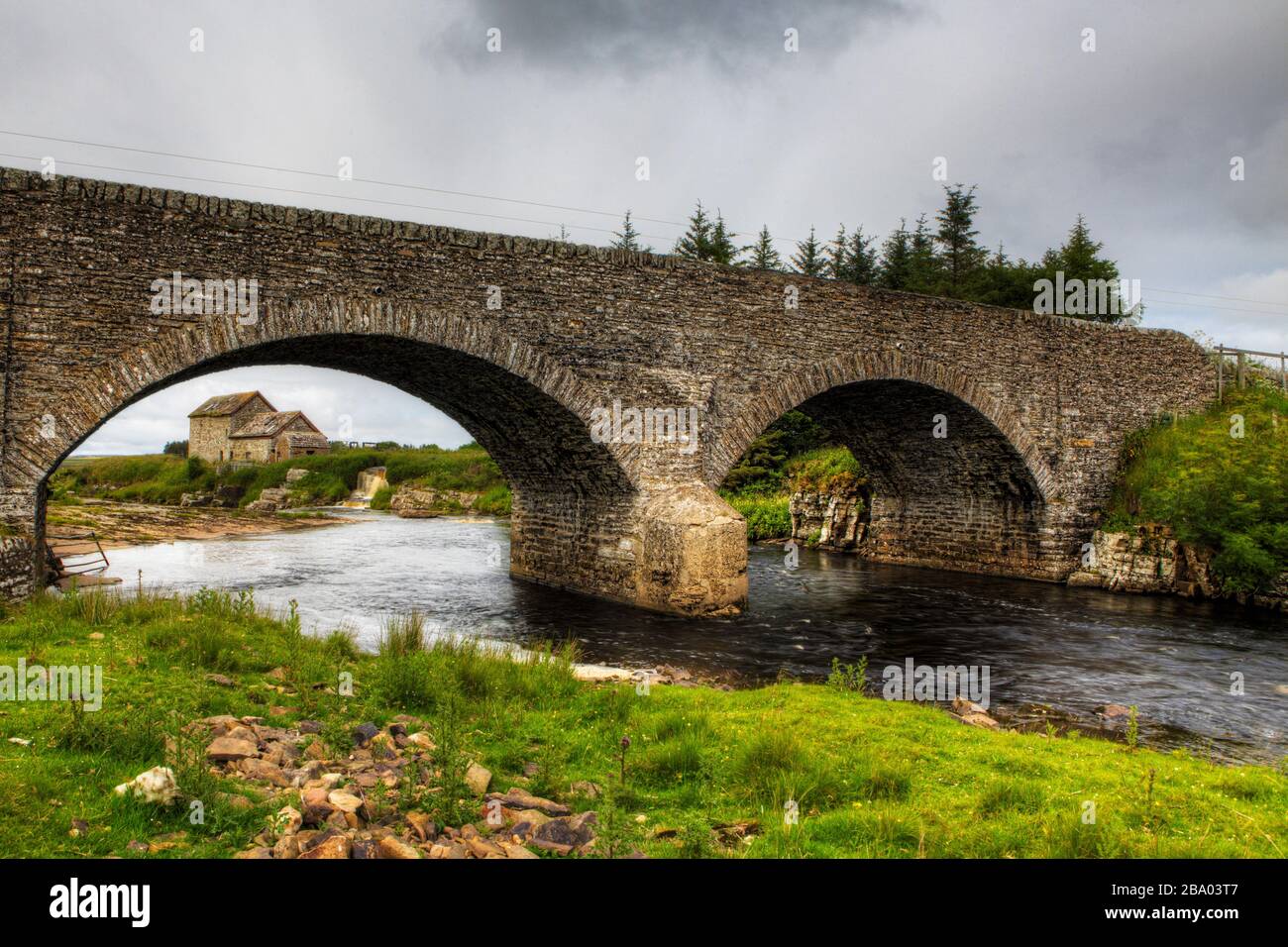 Un ancien moulin à pierre et pont à Thurso, en Écosse Banque D'Images