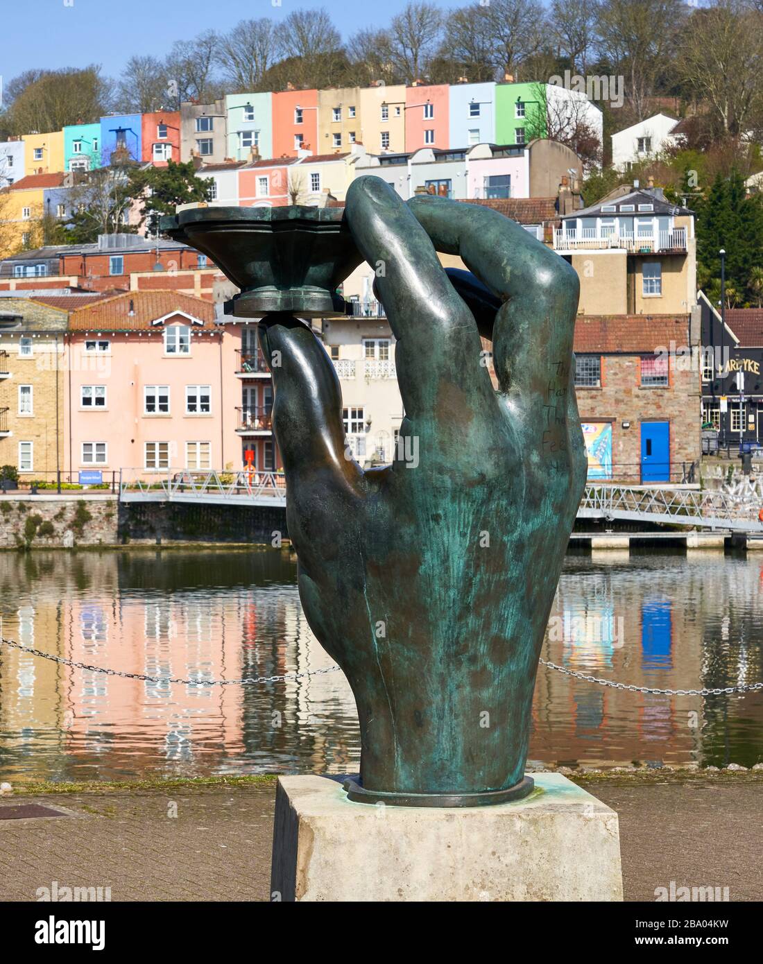 ' la main verte d'un Dieu de la rivière ' par Vincent Woropay une sculpture en bronze à Baltic Wharf sur le port flottant de Bristol avec Clifton Wood Beyond coloré Banque D'Images