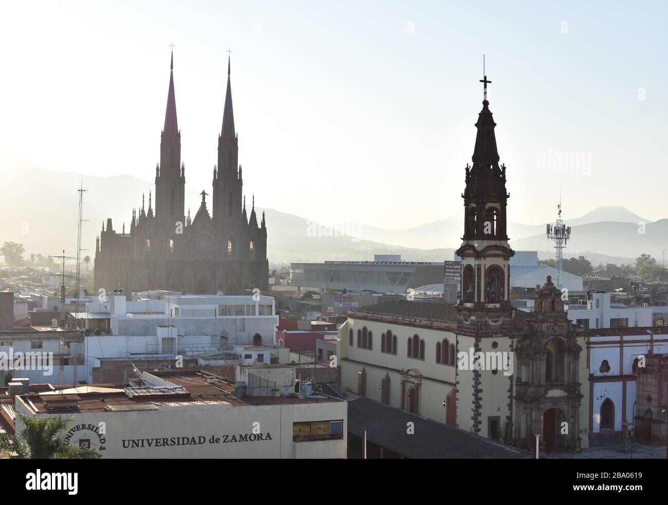 Vue tôt le matin sur deux églises historiques de Zamora, au Mexique: La cathédrale sur la gauche, et l'église de San Francisco plus proche sur la droite. Banque D'Images