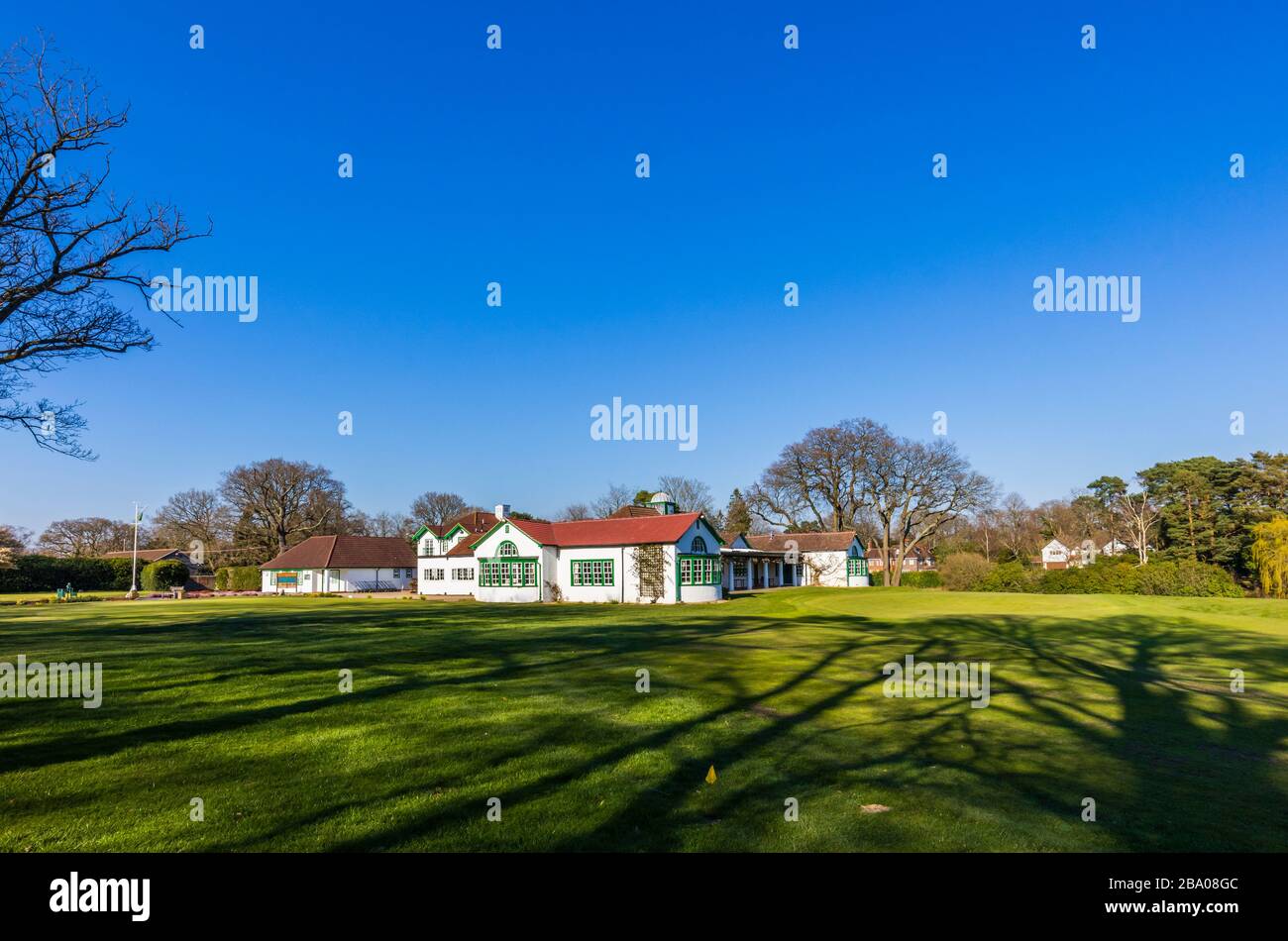 Vue sur le club de golf de Woking et le pavillon à Hook Heath, Woking, Surrey, l'après-midi de printemps ensoleillé avec un ciel bleu clair et sans nuages Banque D'Images