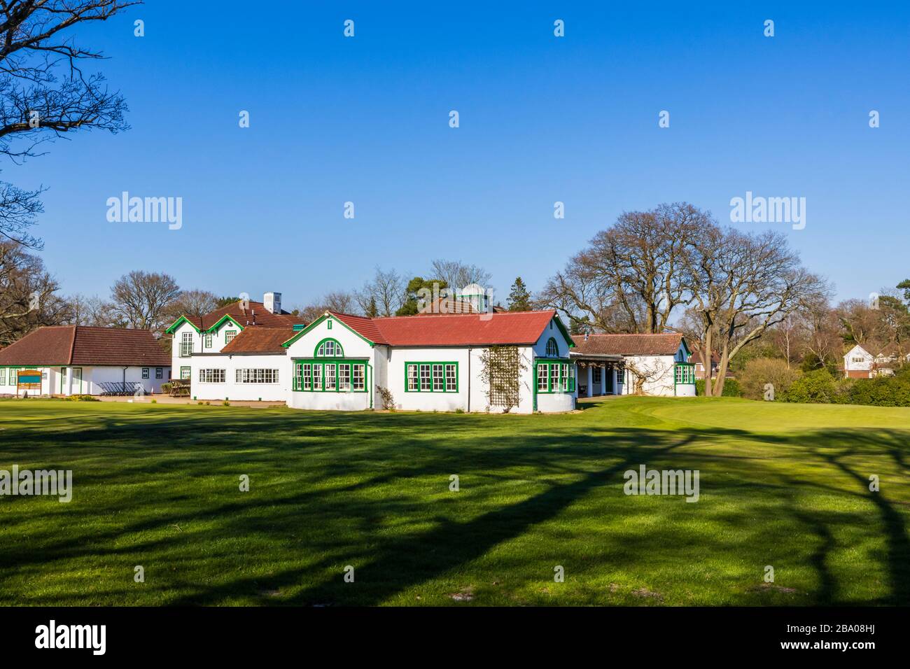 Vue sur le club de golf de Woking et le pavillon à Hook Heath, Woking, Surrey, l'après-midi de printemps ensoleillé avec un ciel bleu clair et sans nuages Banque D'Images