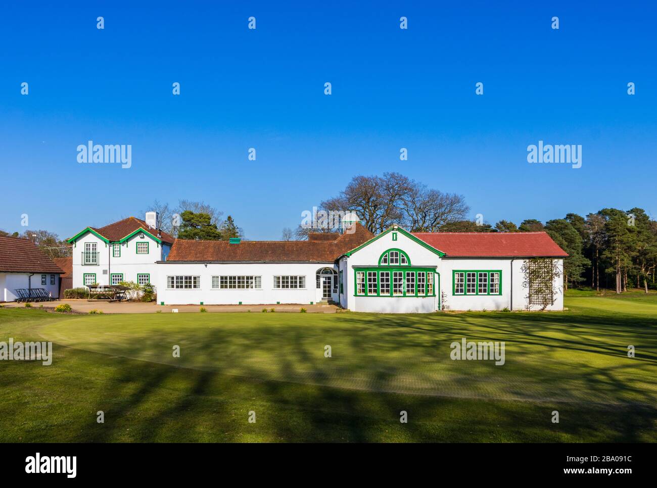 Vue sur le club de golf de Woking et le pavillon à Hook Heath, Woking, Surrey, l'après-midi de printemps ensoleillé avec un ciel bleu clair et sans nuages Banque D'Images