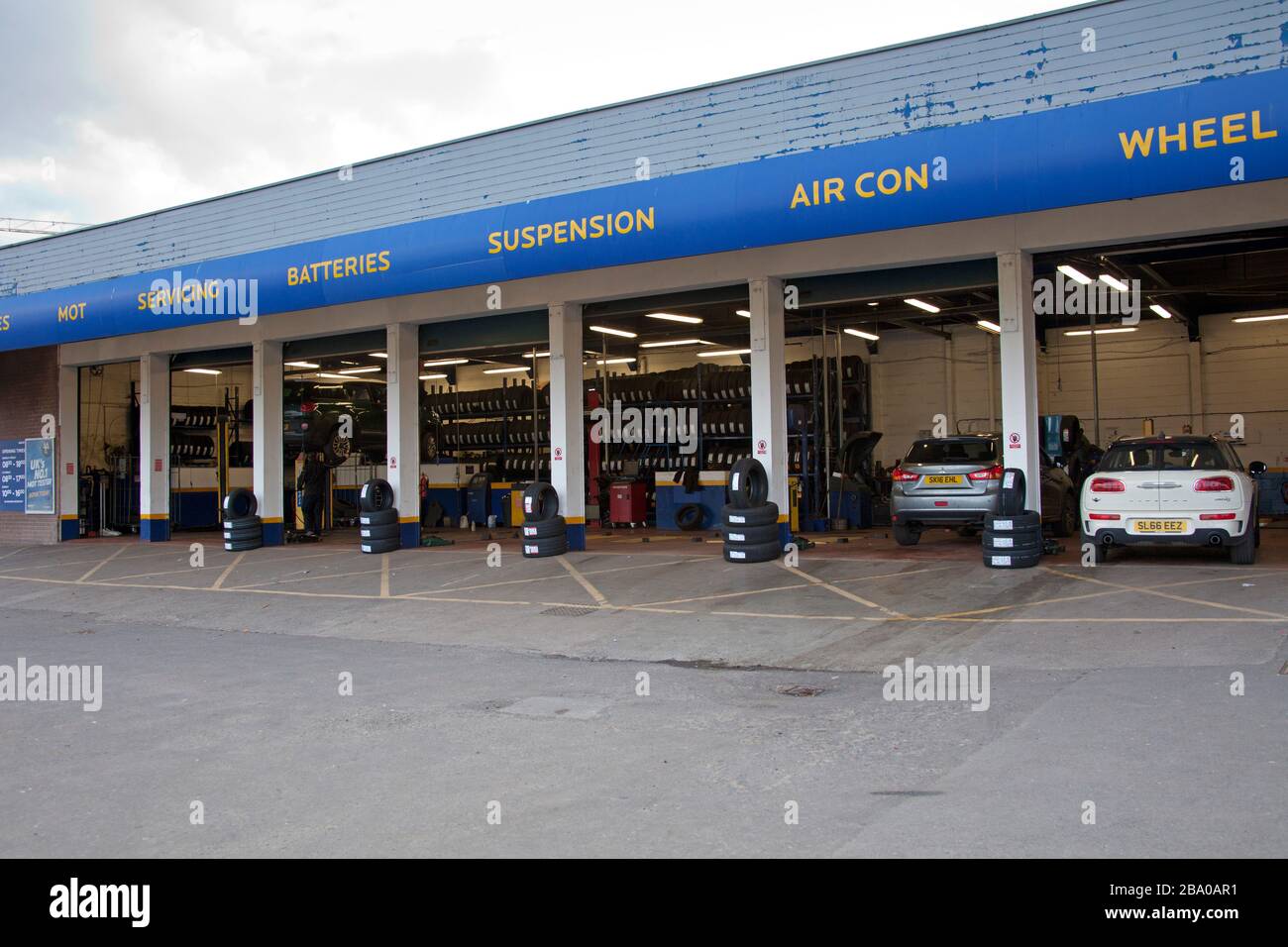 Portobello, Édimbourg, Écosse, Royaume-Uni. 25 mars 2020. Extrêmement calme après-midi à Portobello High Streetet Kwik Fit ont quelques voitures dans mais certainement pas autant que normal. Banque D'Images