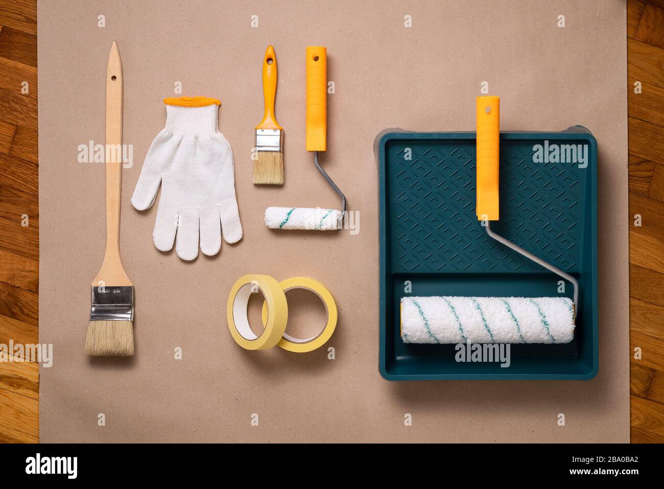 Outils et matériaux de peinture. Rouleaux, ruban de masquage, plateau et brosse Banque D'Images