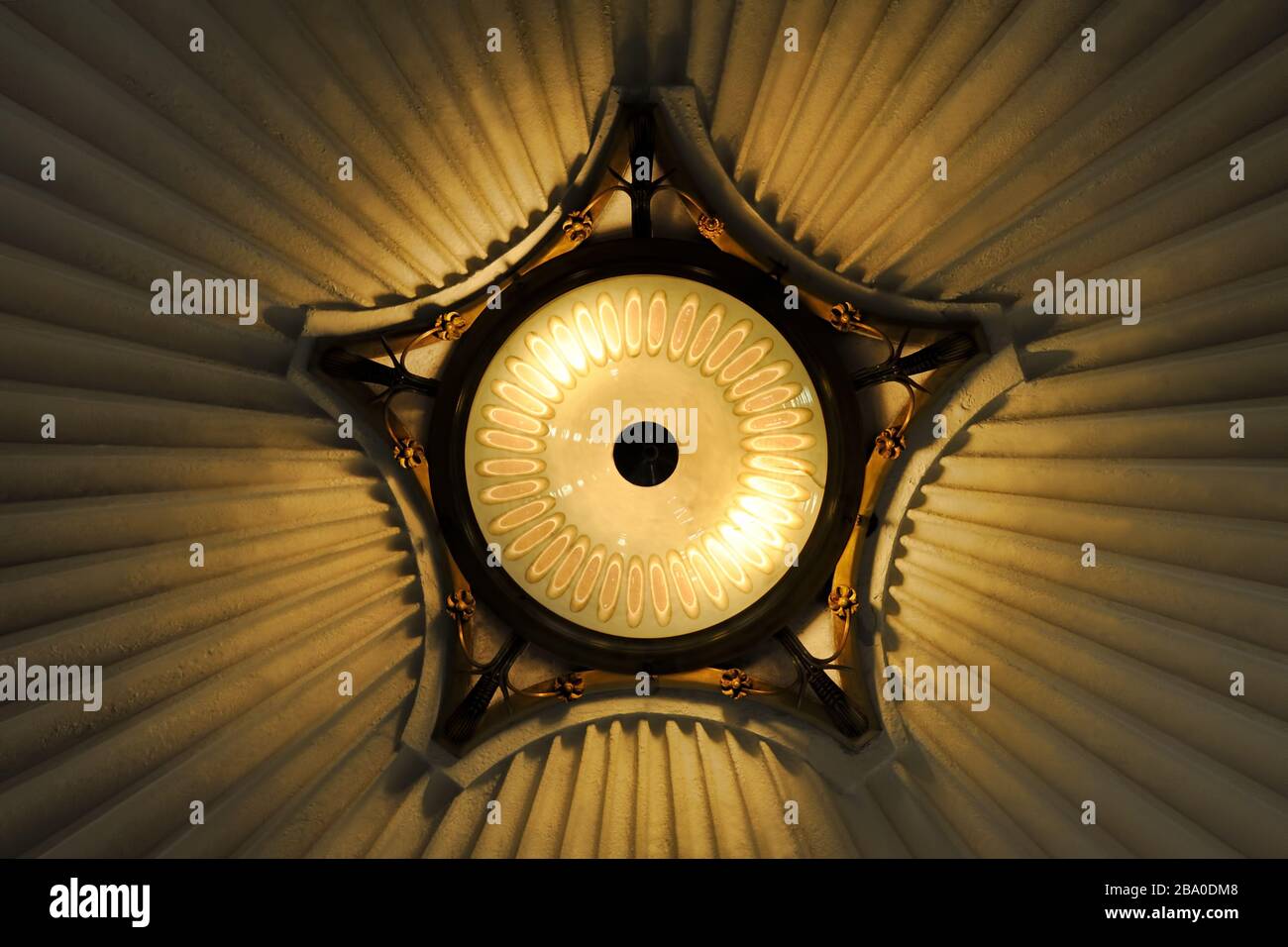 = lampe à étoile de cuivre à cinq pointes = en cuivre et en verre sous la forme d'une étoile soviétique à cinq pointes s'allume et décore un plafond bombé Banque D'Images