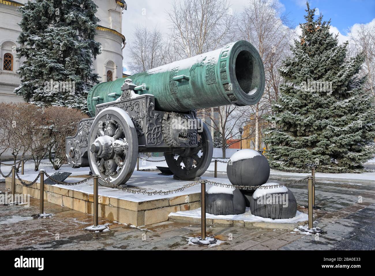 Tsar Cannon après les chutes de neige (angle de vue) en hiver, Kremlin de Moscou, Russie Banque D'Images