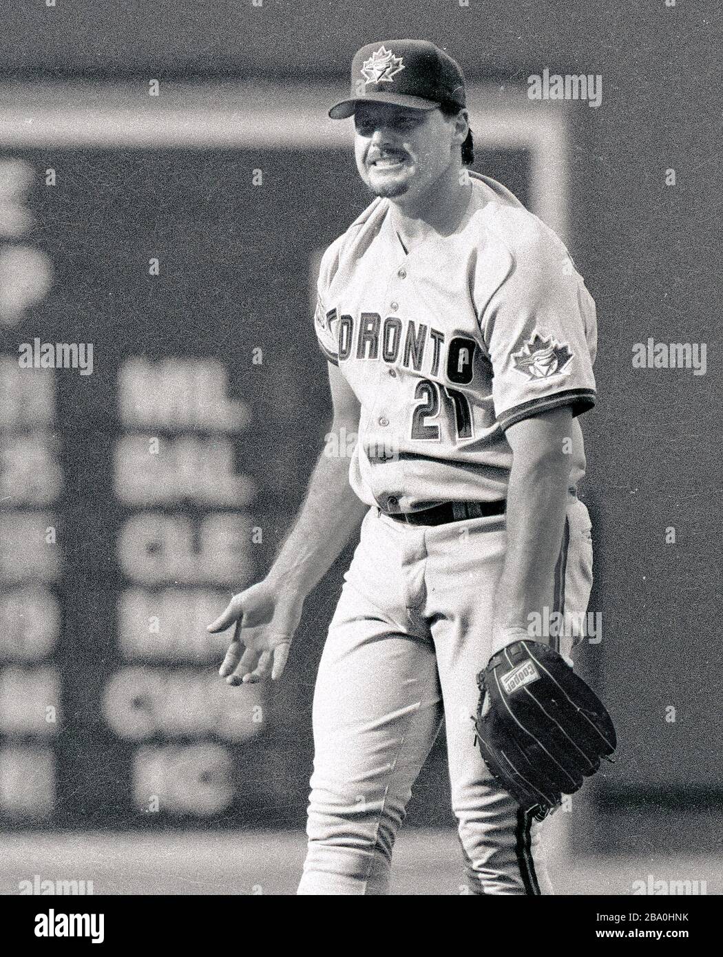 Le pichet Blue Jays de Toronto Roger Clemens grimaces après que la pâte Red Sox de Boston ait été frappée à Fenway Park à Boston Ma USA 1997 photo par Bill belknap Banque D'Images