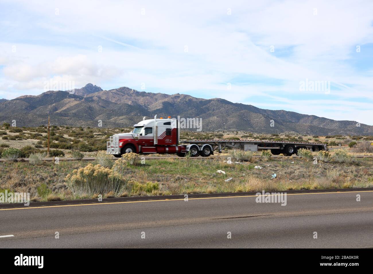 Camion sur Freeway I-40 près de Kingman, AZ Banque D'Images